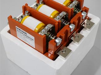 About vacuum contactor, what is the difference between magnetic latching type and electrical holding type?