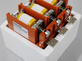 What is the difference between the magnetic latching type and electrical holding type vacuum contactor?